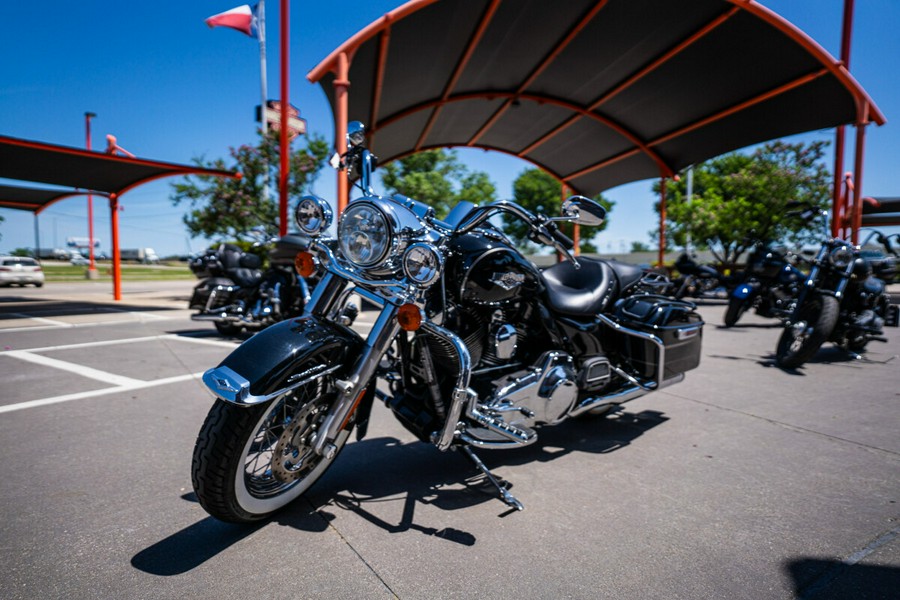 2016 Harley-Davidson Road King BLACK W/PINSTRIPE