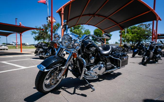 2016 Harley-Davidson Road King BLACK W/PINSTRIPE