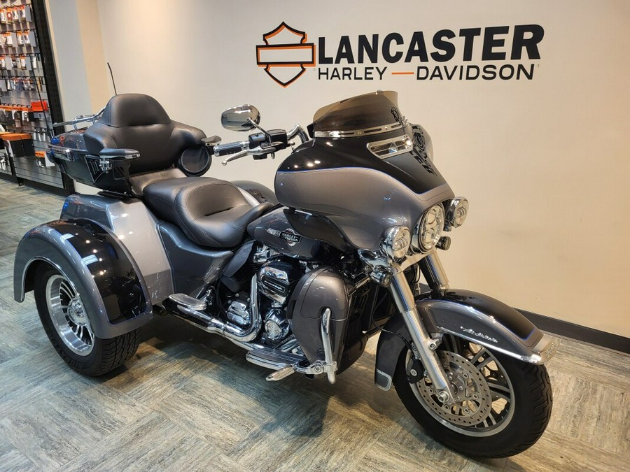 2022 Harley-Davidson® Tri Glide® Ultra Gauntlet Gray Metallic/Vivid Black FLHTCUTG