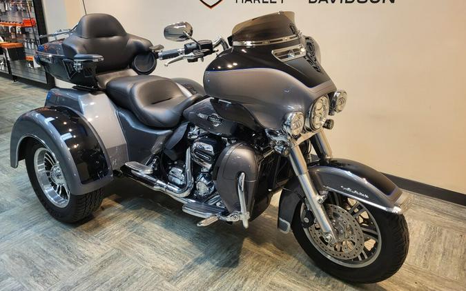 2022 Harley-Davidson® Tri Glide® Ultra Gauntlet Gray Metallic/Vivid Black FLHTCUTG