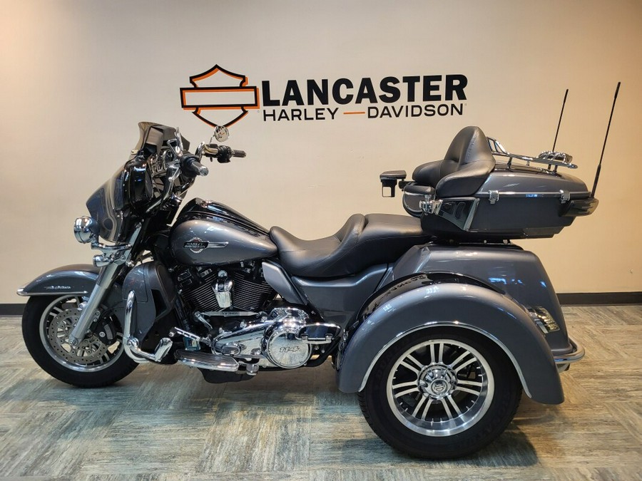 2022 Harley-Davidson® Tri Glide® Ultra Gauntlet Gray Metallic/Vivid Black FLHTCUTG