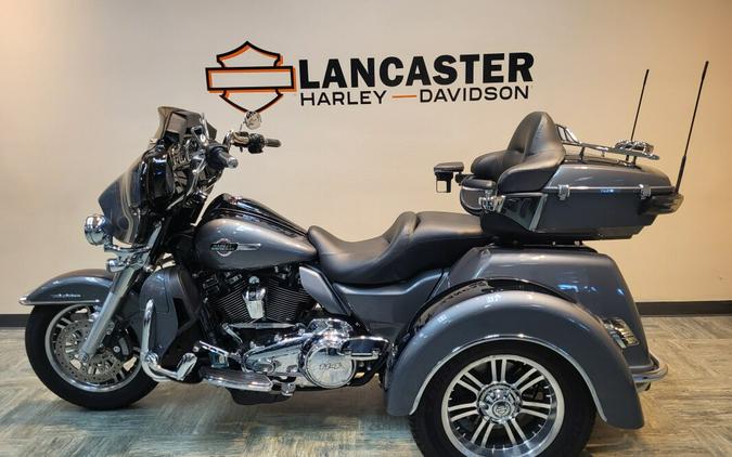 2022 Harley-Davidson® Tri Glide® Ultra Gauntlet Gray Metallic/Vivid Black FLHTCUTG