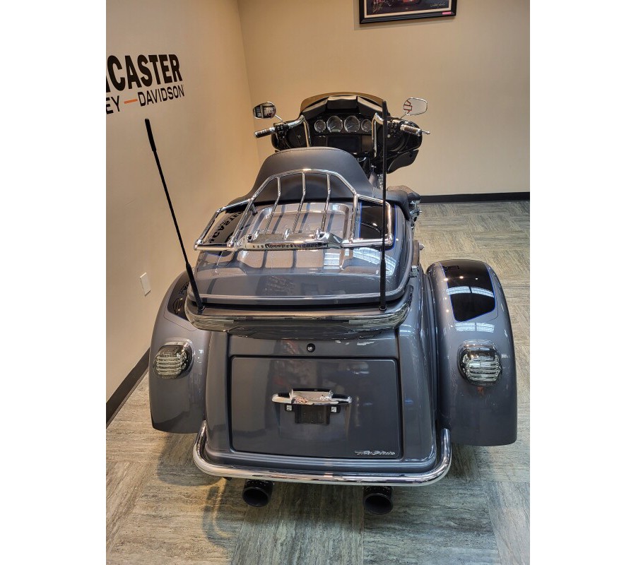 2022 Harley-Davidson® Tri Glide® Ultra Gauntlet Gray Metallic/Vivid Black FLHTCUTG