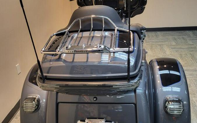 2022 Harley-Davidson® Tri Glide® Ultra Gauntlet Gray Metallic/Vivid Black FLHTCUTG