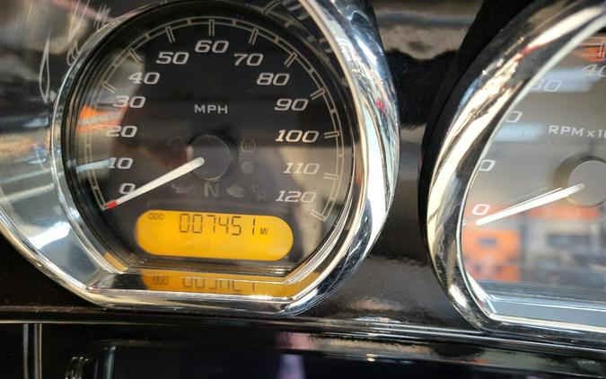 2022 Harley-Davidson® Tri Glide® Ultra Gauntlet Gray Metallic/Vivid Black FLHTCUTG