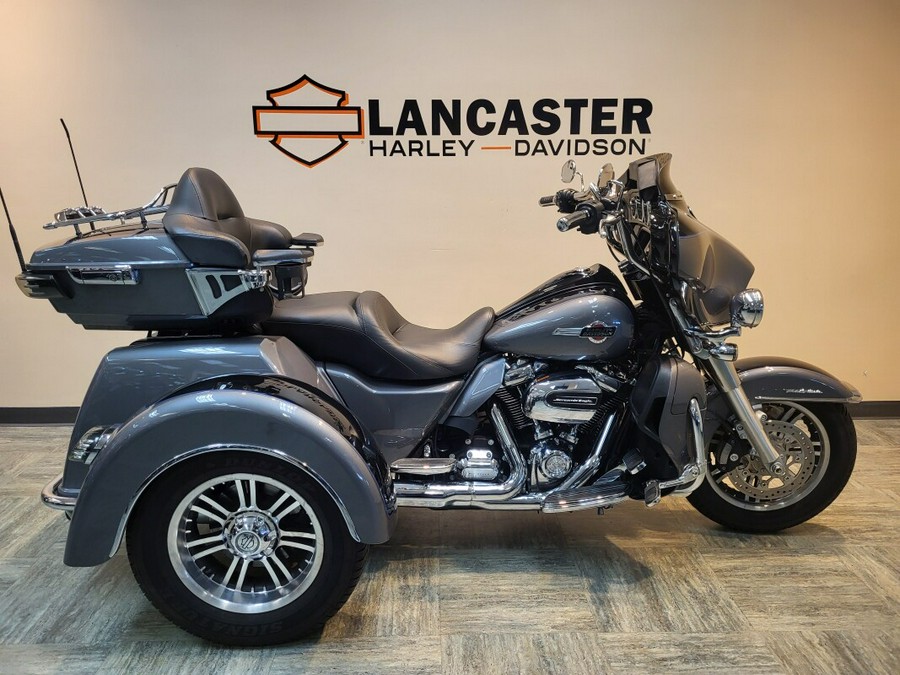 2022 Harley-Davidson® Tri Glide® Ultra Gauntlet Gray Metallic/Vivid Black FLHTCUTG