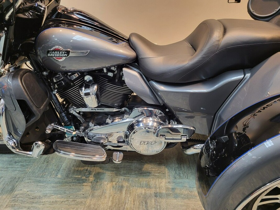 2022 Harley-Davidson® Tri Glide® Ultra Gauntlet Gray Metallic/Vivid Black FLHTCUTG