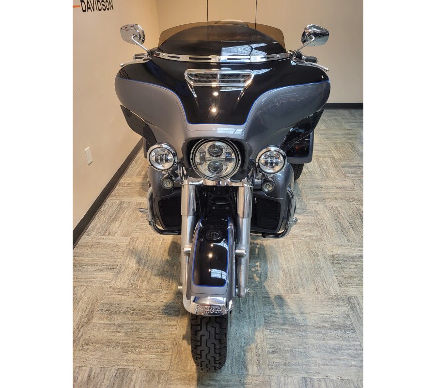 2022 Harley-Davidson® Tri Glide® Ultra Gauntlet Gray Metallic/Vivid Black FLHTCUTG