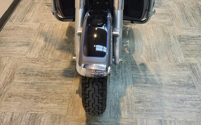 2022 Harley-Davidson® Tri Glide® Ultra Gauntlet Gray Metallic/Vivid Black FLHTCUTG