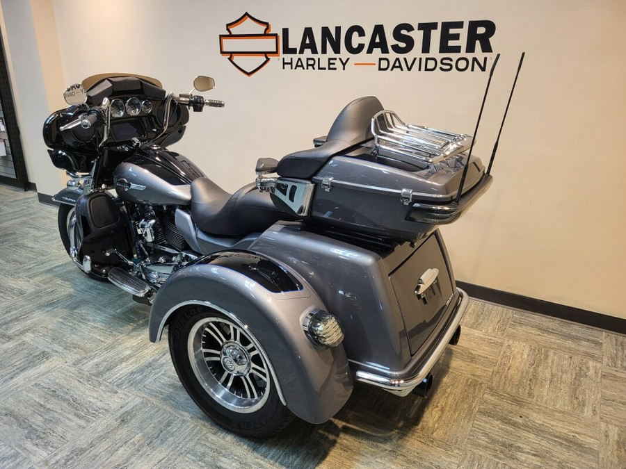 2022 Harley-Davidson® Tri Glide® Ultra Gauntlet Gray Metallic/Vivid Black FLHTCUTG
