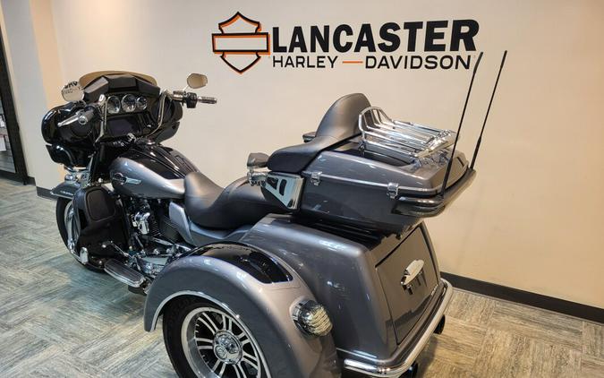 2022 Harley-Davidson® Tri Glide® Ultra Gauntlet Gray Metallic/Vivid Black FLHTCUTG