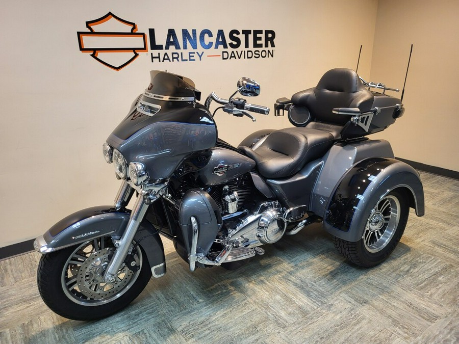 2022 Harley-Davidson® Tri Glide® Ultra Gauntlet Gray Metallic/Vivid Black FLHTCUTG