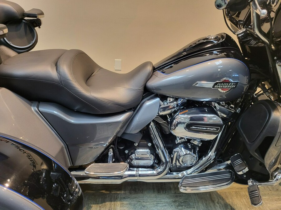 2022 Harley-Davidson® Tri Glide® Ultra Gauntlet Gray Metallic/Vivid Black FLHTCUTG