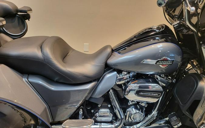 2022 Harley-Davidson® Tri Glide® Ultra Gauntlet Gray Metallic/Vivid Black FLHTCUTG