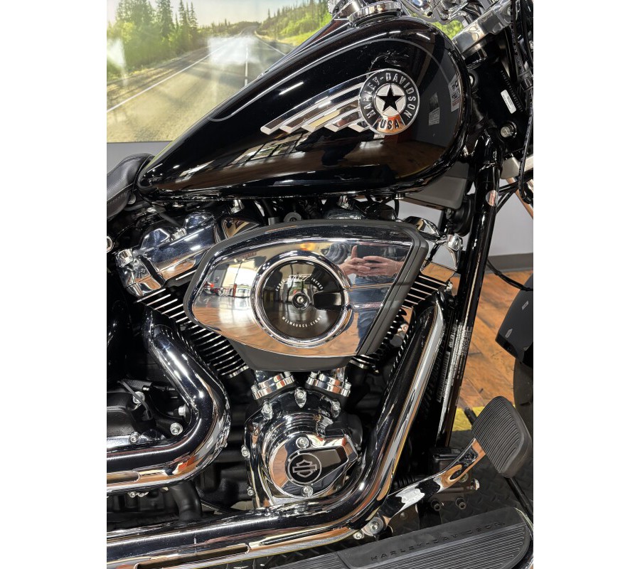 2025 Harley-Davidson® Fat Boy® VIVID BLACK W/ PINSTRIPE
