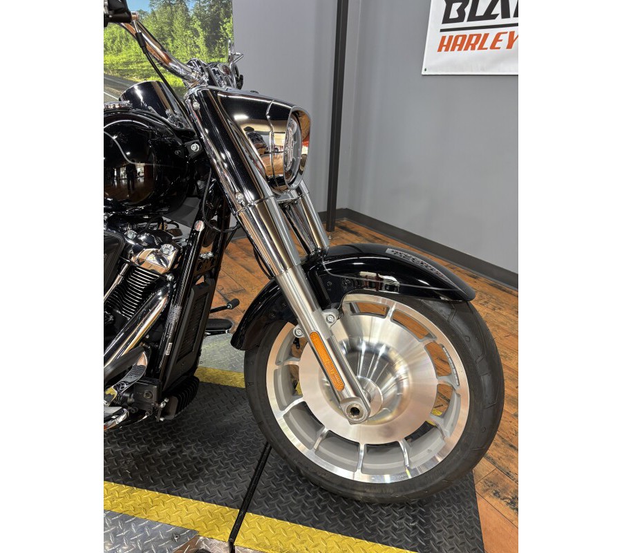 2025 Harley-Davidson® Fat Boy® VIVID BLACK W/ PINSTRIPE