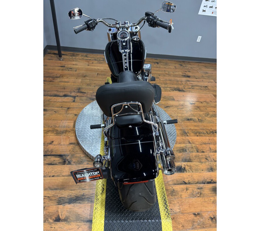 2025 Harley-Davidson® Fat Boy® VIVID BLACK W/ PINSTRIPE