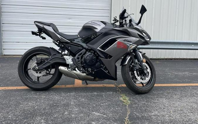 2021 Kawasaki Ninja® 650 Metallic Graphite Gray/Metallic Spark Black