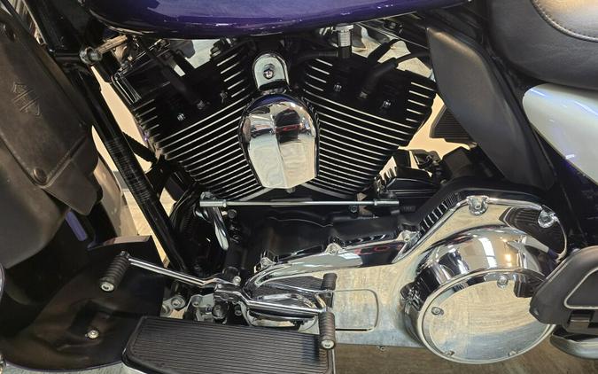 2010 Harley-Davidson® Electra Glide® Ultra Limited White Ice Pearl/Black Ice Pearl FLHTK