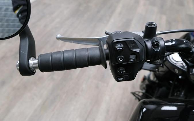 2025 INDIAN MOTORCYCLE SCOUT BOBBER LIMITED WITH TECHNOLOGY PACKAGE BLACK METALLIC