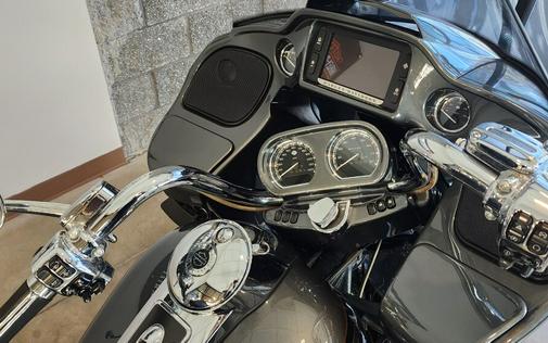 2016 Harley-Davidson® CVO™ Road Glide® Ultra FLTRUSE