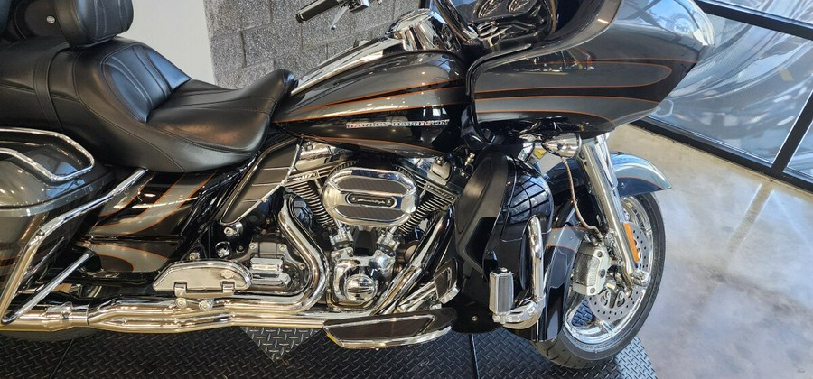 2016 Harley-Davidson® CVO™ Road Glide® Ultra FLTRUSE