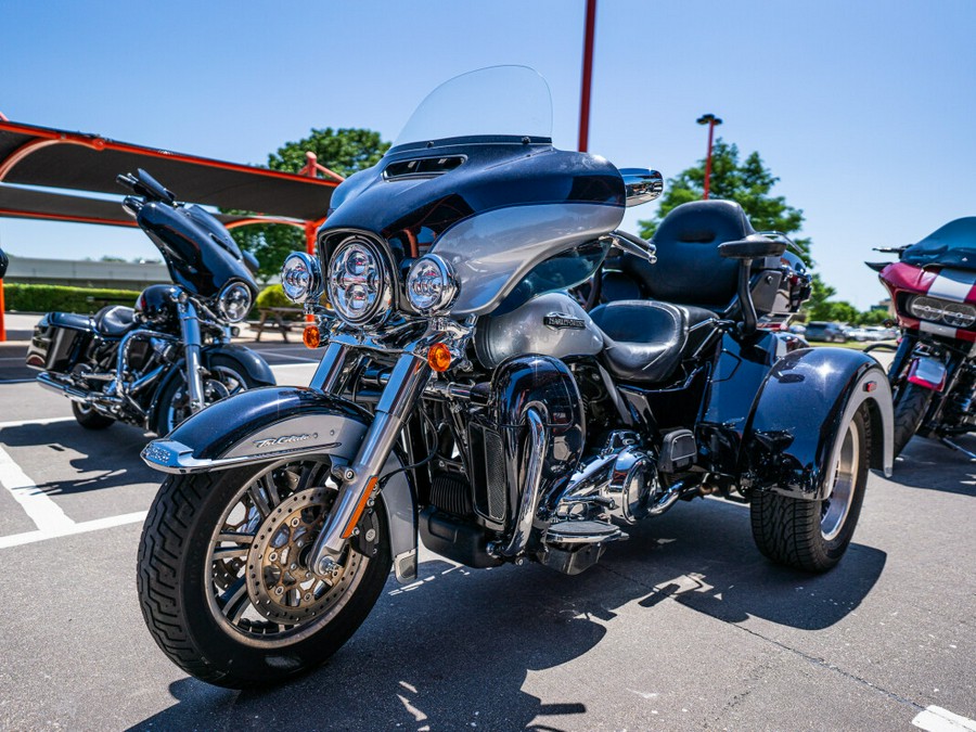 2020 Harley-Davidson Tri Glide Ultra MDNTBLU/BARSLVR W/PINSTRIPE