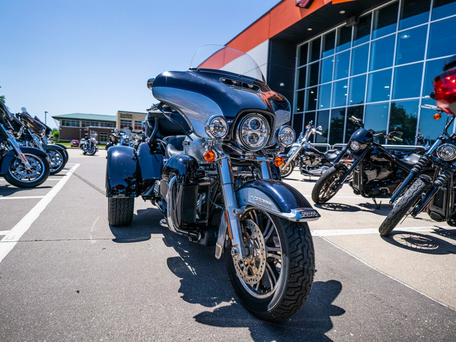 2020 Harley-Davidson Tri Glide Ultra MDNTBLU/BARSLVR W/PINSTRIPE