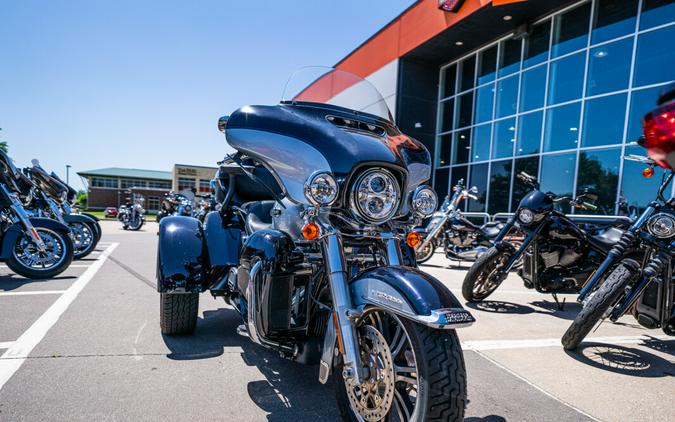 2020 Harley-Davidson Tri Glide Ultra MDNTBLU/BARSLVR W/PINSTRIPE