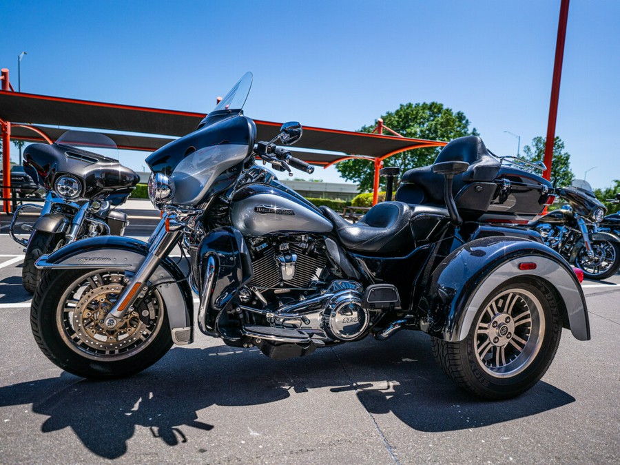 2020 Harley-Davidson Tri Glide Ultra MDNTBLU/BARSLVR W/PINSTRIPE