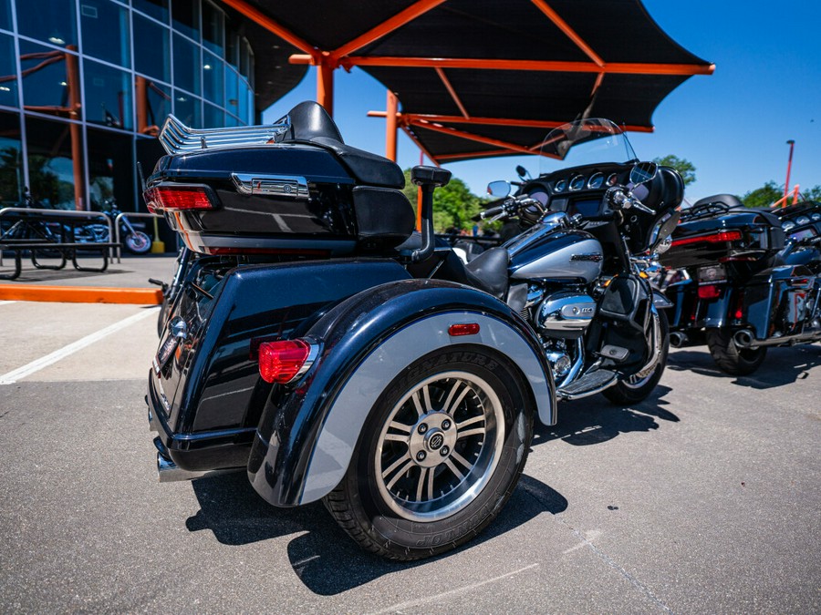 2020 Harley-Davidson Tri Glide Ultra MDNTBLU/BARSLVR W/PINSTRIPE