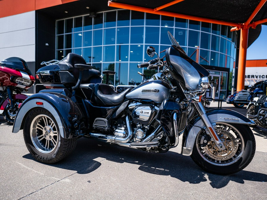 2020 Harley-Davidson Tri Glide Ultra MDNTBLU/BARSLVR W/PINSTRIPE