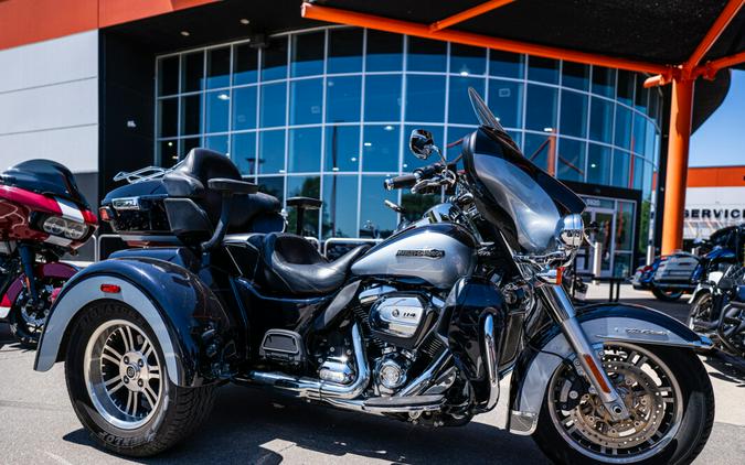 2020 Harley-Davidson Tri Glide Ultra MDNTBLU/BARSLVR W/PINSTRIPE