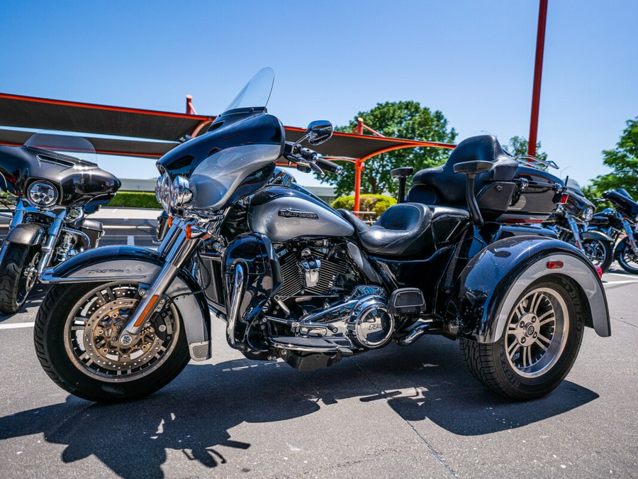 2020 Harley-Davidson Tri Glide Ultra MDNTBLU/BARSLVR W/PINSTRIPE