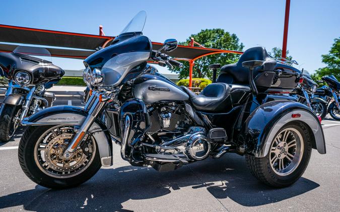 2020 Harley-Davidson Tri Glide Ultra MDNTBLU/BARSLVR W/PINSTRIPE