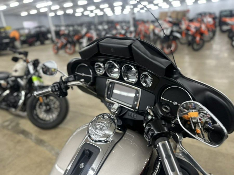 2018 Harley-Davidson® FLHTCUTG