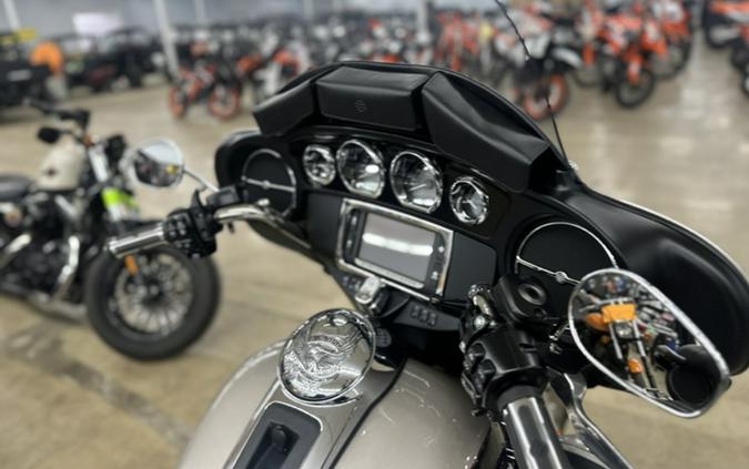 2018 Harley-Davidson® FLHTCUTG