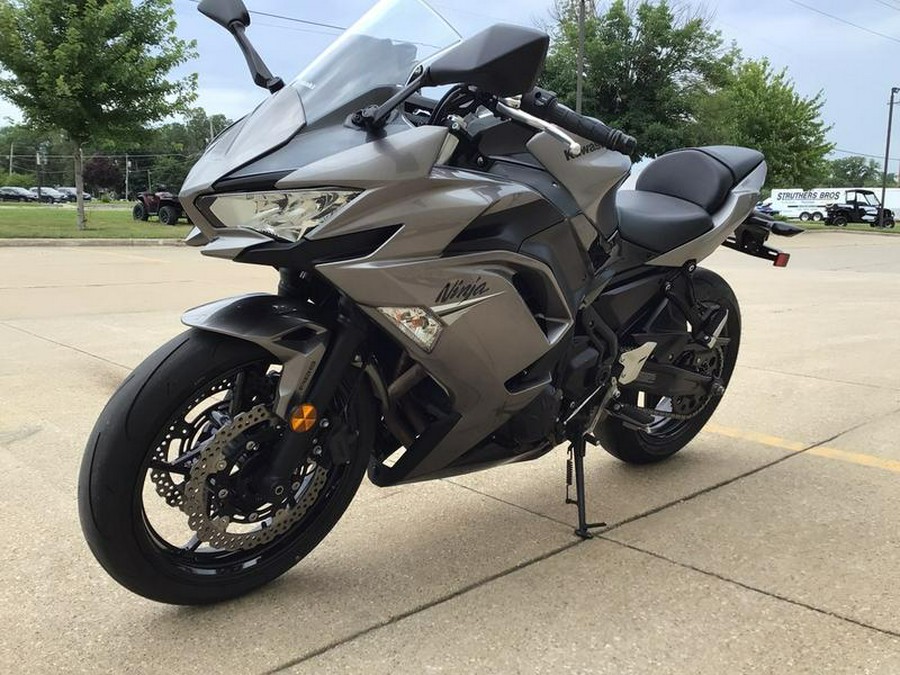 2021 Kawasaki Ninja® 650 ABS Metallic Graphite Gray/Metallic Spark Black