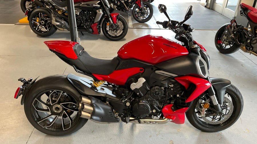 2025 Ducati Diavel V4 - DEMO