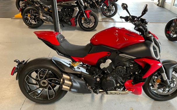2025 Ducati Diavel V4 - DEMO