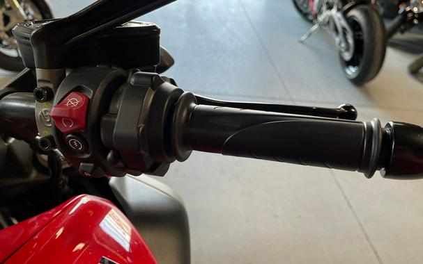 2025 Ducati Diavel V4 - DEMO