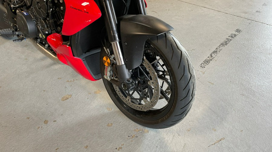 2025 Ducati Diavel V4 - DEMO