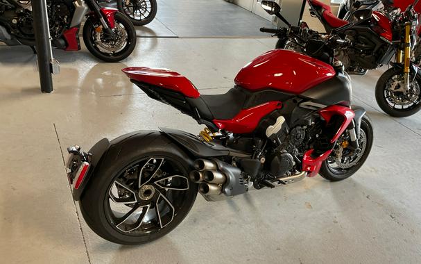 2025 Ducati Diavel V4 - DEMO