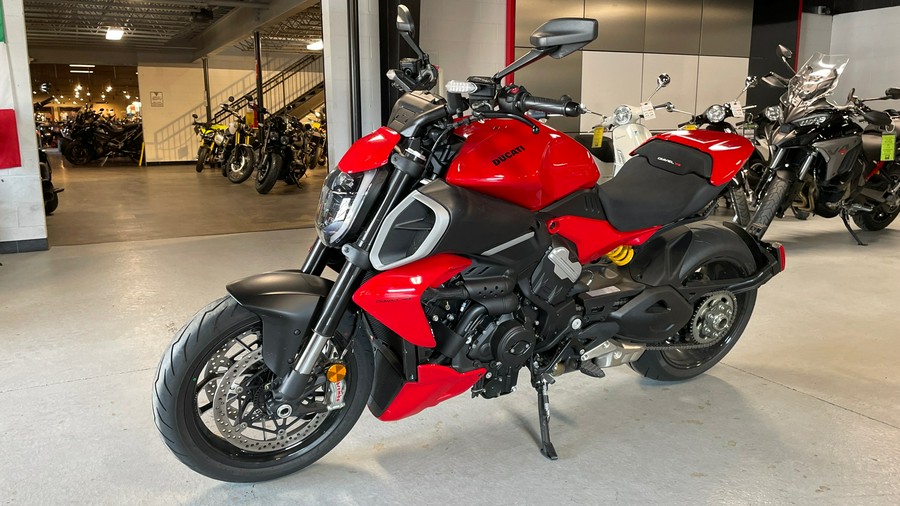 2025 Ducati Diavel V4 - DEMO