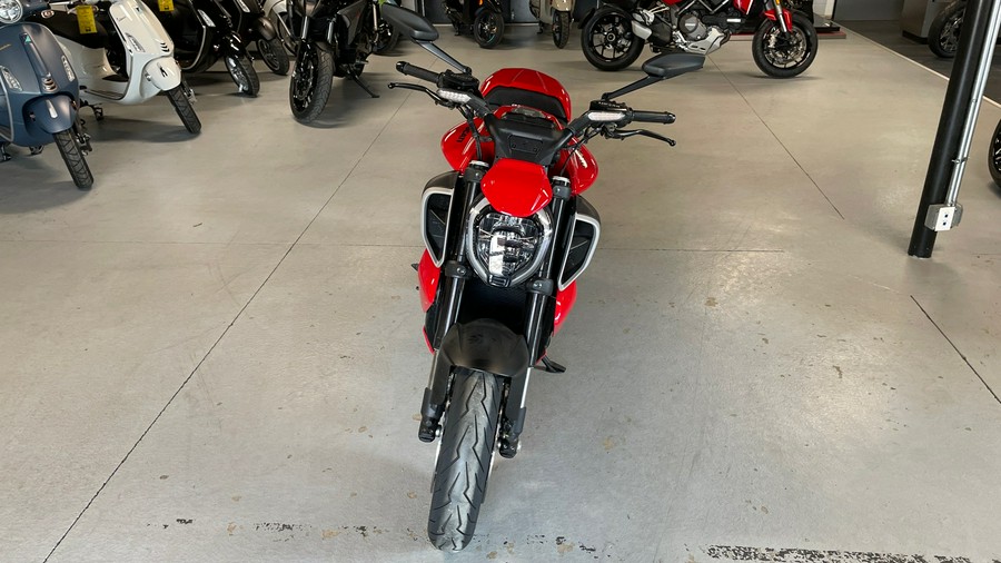 2025 Ducati Diavel V4 - DEMO