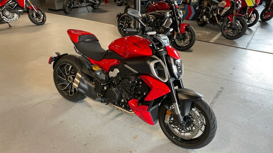 2025 Ducati Diavel V4 - DEMO