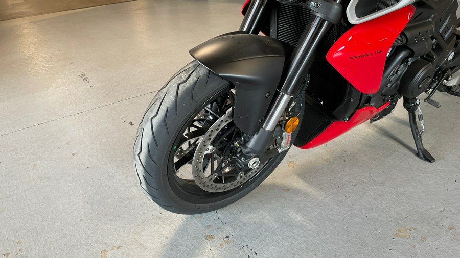 2025 Ducati Diavel V4 - DEMO