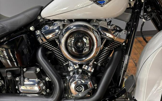 2025 Harley-Davidson® Heritage Classic WHITE ONYX PRL BO