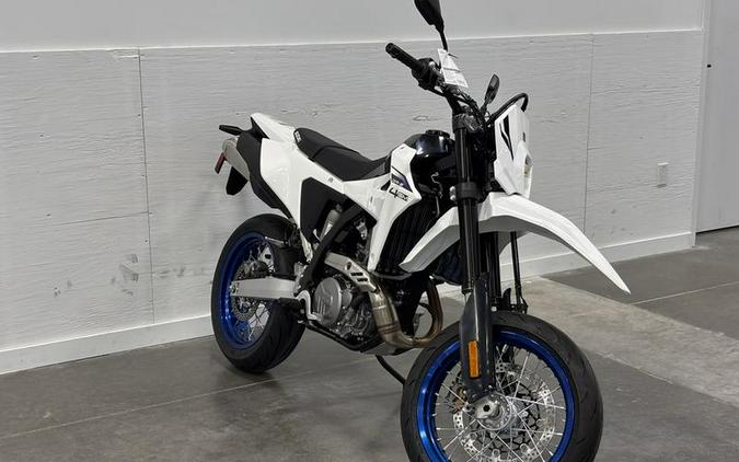 2025 Suzuki DR-Z4SMM5