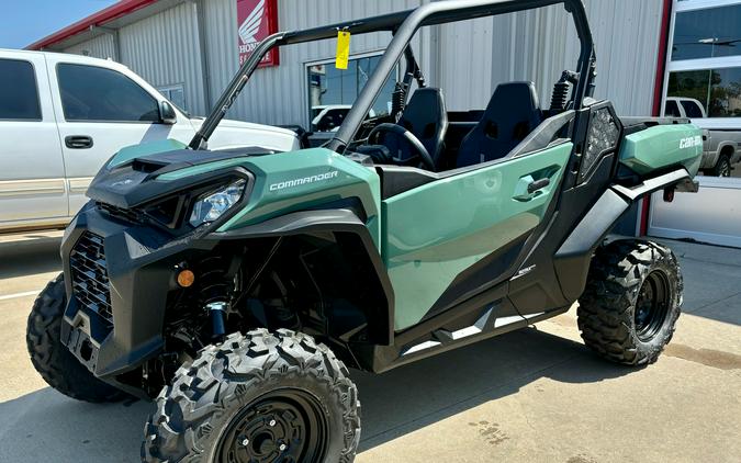 2025 Can-Am™ Commander DPS 700